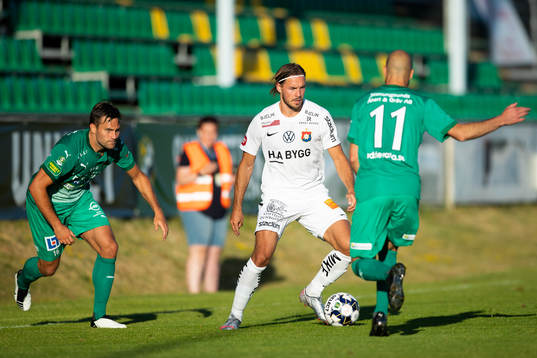 Örgrytes Danny Ervik och Ljungskiles Tom Siwe