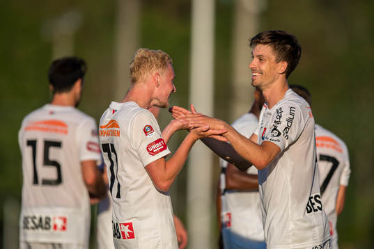 Örgrytes Daniel Paulson och Adam Bergmark Wiberg jublar