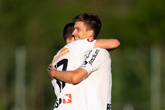 Örgrytes Daniel Paulson jublar med Lukas Browning