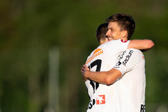 Örgrytes Daniel Paulson jublar med Lukas Browning