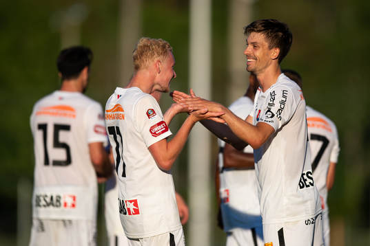 Örgrytes Daniel Paulson jublar med Adam Bergmark Wiberg