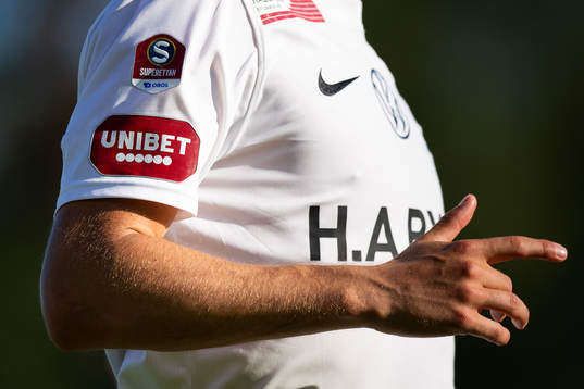 Unibet logo på Örgrytes Daniel Paulsons matchtröja