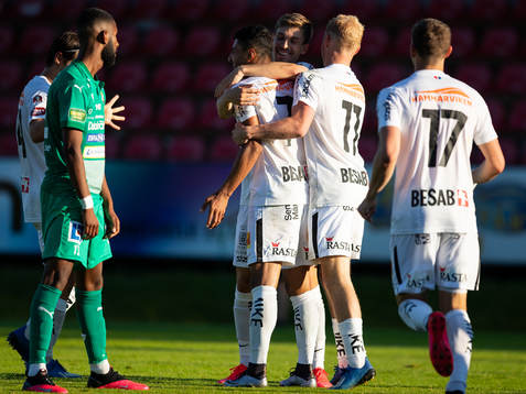 Örgrytes Ailton Almeida jublar ihop med lagkamrater