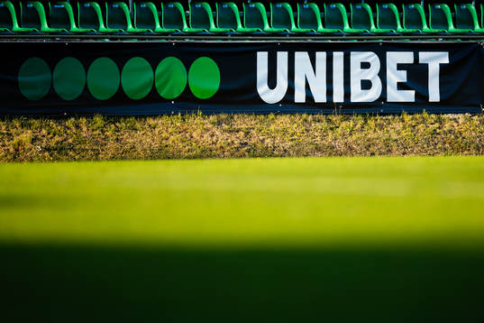 En Unibet banderoll vid läktaren på Skarsjövallen