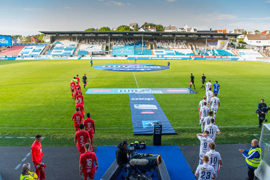 The players of Brann and Haugesund enters the pitch