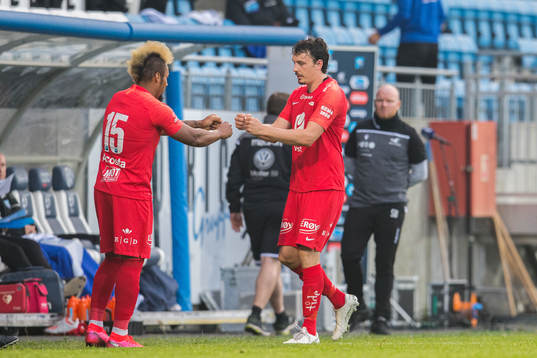 Vegard Forren chance with Bismar Acosta of Brann