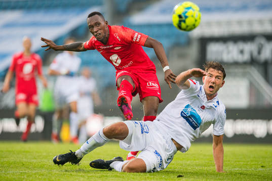 Daouda Bamba of Brann and Fredrik Pallesen Knudsen of
