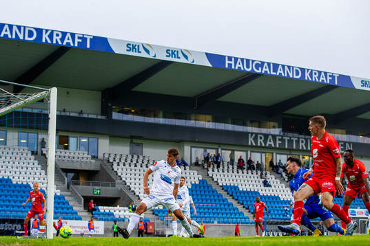 Robert Taylor of Brann scores the 0-1 goal behind