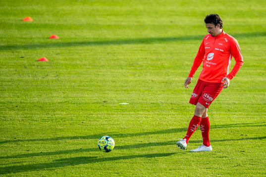 Vegard Forren of Brann warms up