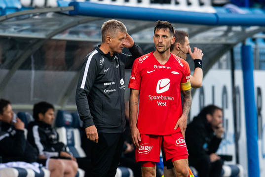 Lars Arne Nilsen, head coach of Brann, talks to Daniel