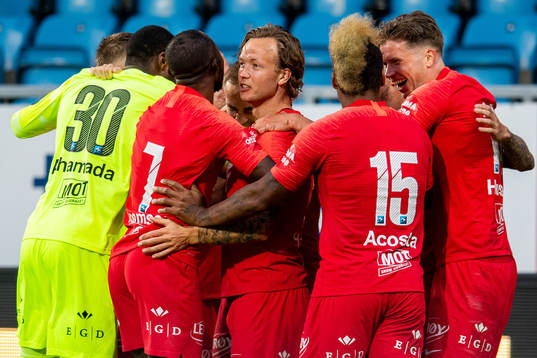 Goalkeeper Ali Nadhoim Ahamada, Fredrik Haugen, Erlend