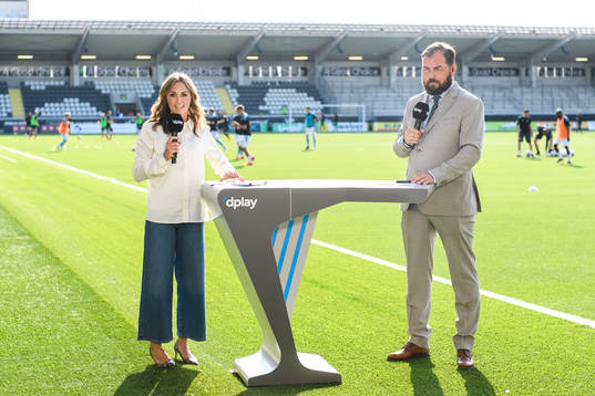 Karin Frick och Alexander Axén, kommentatorer från D-play