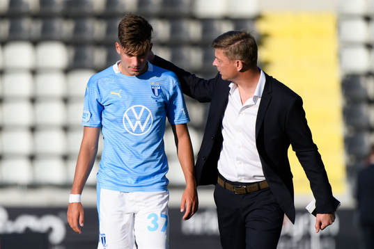 Malmö FFs Tim Prica klappas om av tränare Jon Dahl