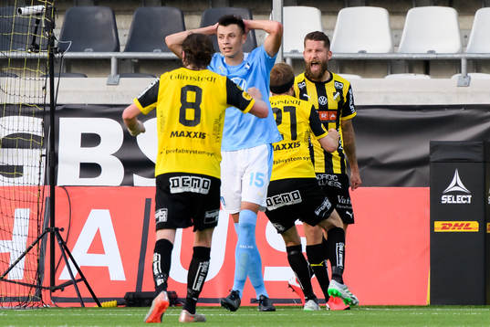 Malmö FFs Anel Ahmedhodzic deppar och Häckens Joona