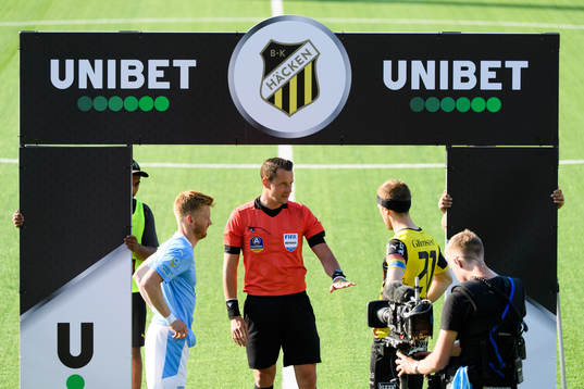 Domare Andreas Ekberg singlar slant innan fotbollsmatchen i