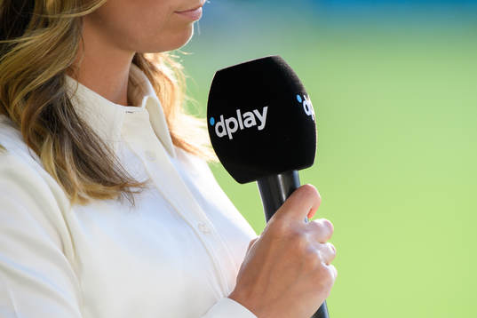 En mikrofon med logotypen för dplay på