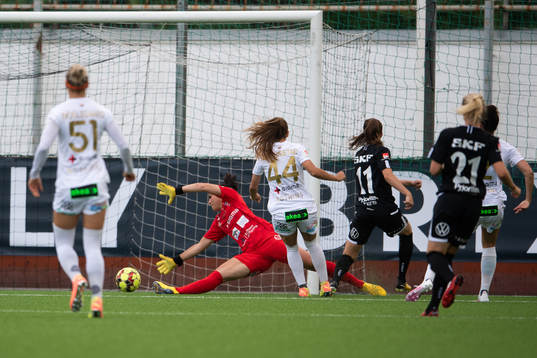 Göteborgs Pauline Hammarlund gör 1-0 bakom Rosengårds