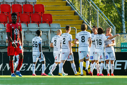 Sirius Elias Andersson jublar med lagkamrater