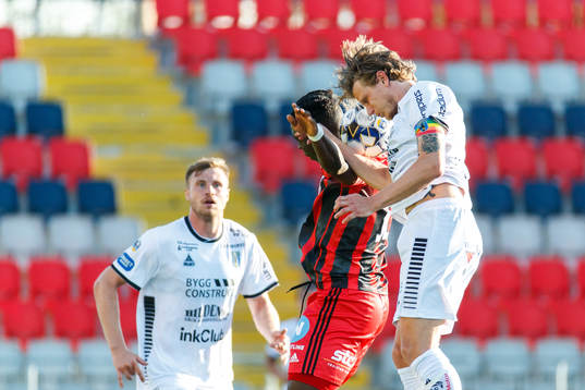 Sirius Tim Björkström och Östersunds Jordan Attah Kadiri