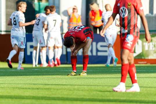 Östersunds Charlie Colkett deppar