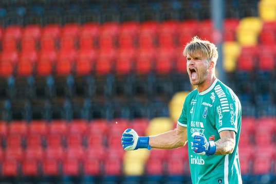 Sirius målvakt Lukas Jonsson jublar