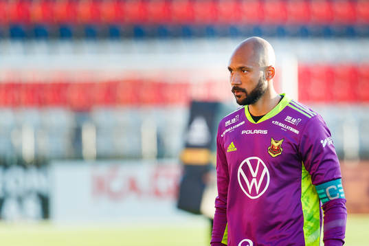 Östersunds målvakt Aly Keita deppar