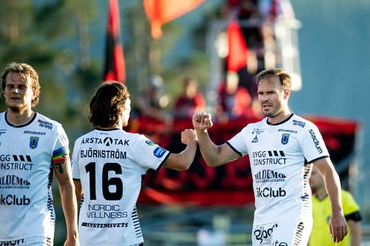 Sirius Axel Björnström och Niklas Thor jublar