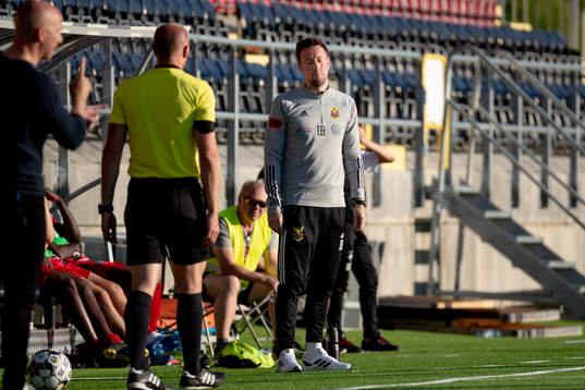 Östersunds tränare Ian Burchnall deppar över ett domslut