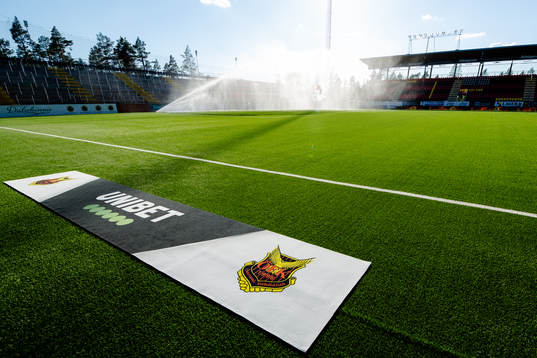 En skylt på gräset med Unibet loggan på , unibetunder
