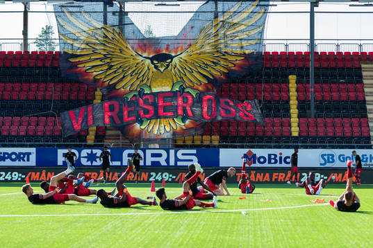 Östersund värmer upp framför ett tifo från