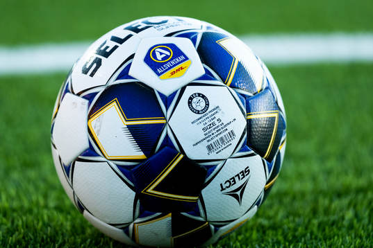 Matchboll på gräsmattan