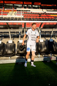 Sirius Daniel Jarl  med en ispåse på knät