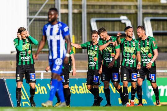 Varbergs Alibek Aliev jublar med lagkamrater