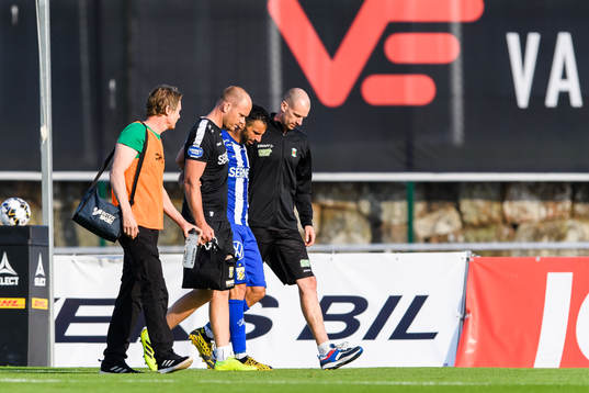 IFK Göteborgs André Calisir får hjälp av planen
