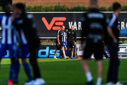 IFK Göteborgs André Calisir får hjälp av planen