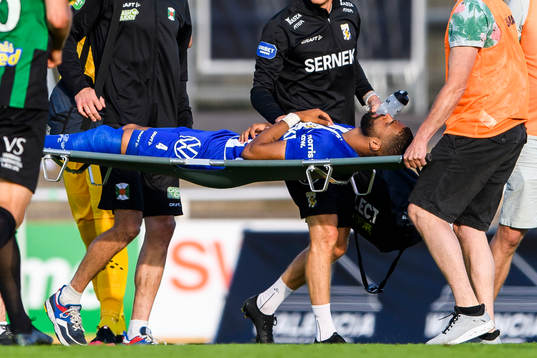 IFK Göteborgs Kristopher Da Graca bärs av planen på bår