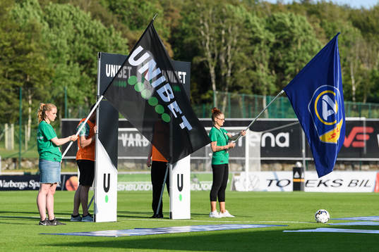 Flagga med Unibet och allsvenskan före fotbollsmatchen i