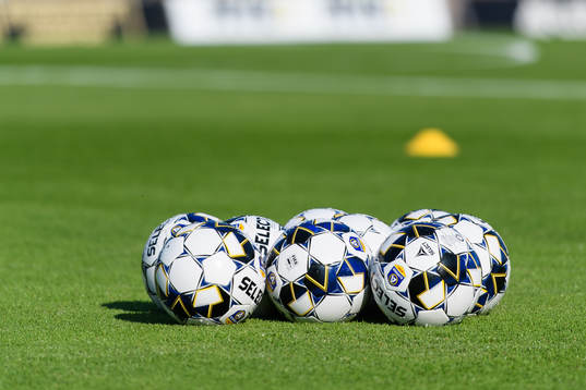 Fotbollar före fotbollsmatchen i Allsvenskan mellan