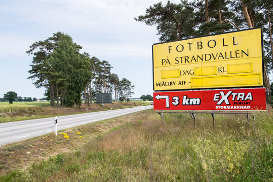 Tom infoskylt på väg mot Strandvallen