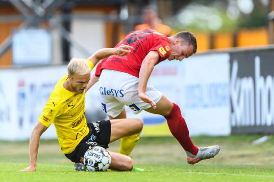Mjällbys Viktor Gustafson och Falkenbergs Sander van Looy