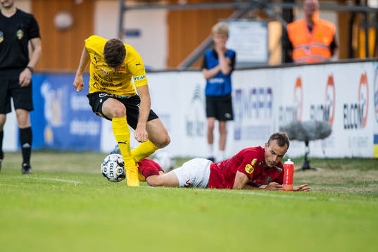 Mjällbys Joel Nilsson och Falkenbergs Anton Wede