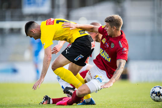 Falkenbergs Marcus Mathisen  och Mjällbys Besard Sabovic