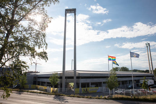Bravida Arena exteriört innan fotbollsmatchen i