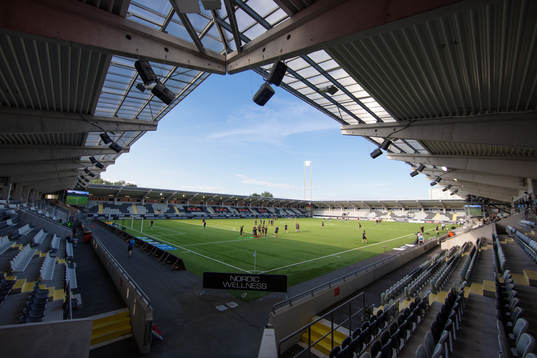 Bravida Arene interiört innan fotbollsmatchen i