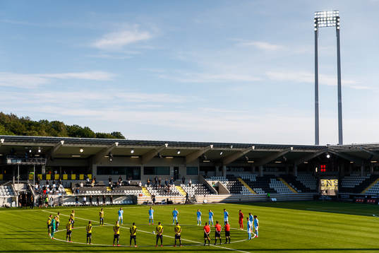 En tyst minut för att hedra offren av coronaviruset,