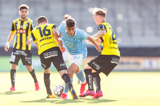 Häckens Leo Bengtsson och Adam Andersson mot Malmö FFs