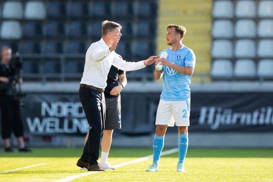 Malmö FFs tränare Jon Dahl Tomasson instruerar Eric