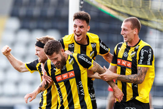 Häckens Joona Toivio jublar med lagkamrater