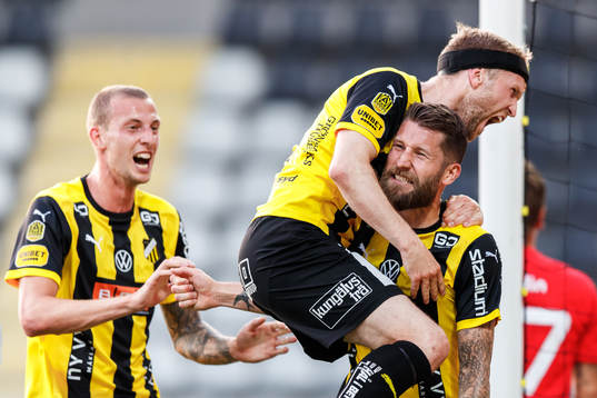 Häckens Joona Toivio jublar med lagkamrater