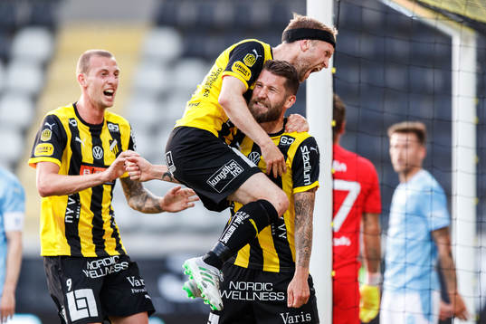 Häckens Joona Toivio jublar med lagkamrater